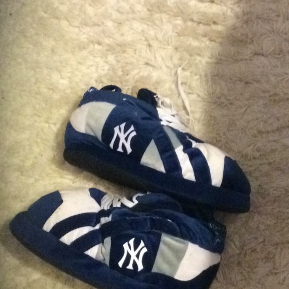 New York Yankees slippers size 7. - Picture 2 of 3